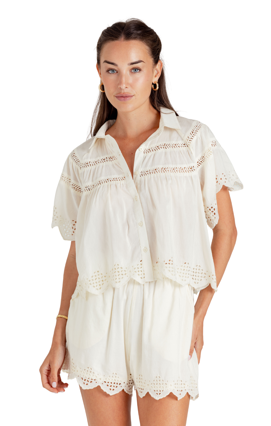 Short sleeve button-down shirt
Embroidered scallop hem detail
Lightweight woven fabric
80% cotton / 20% silk
Whisper White colorway