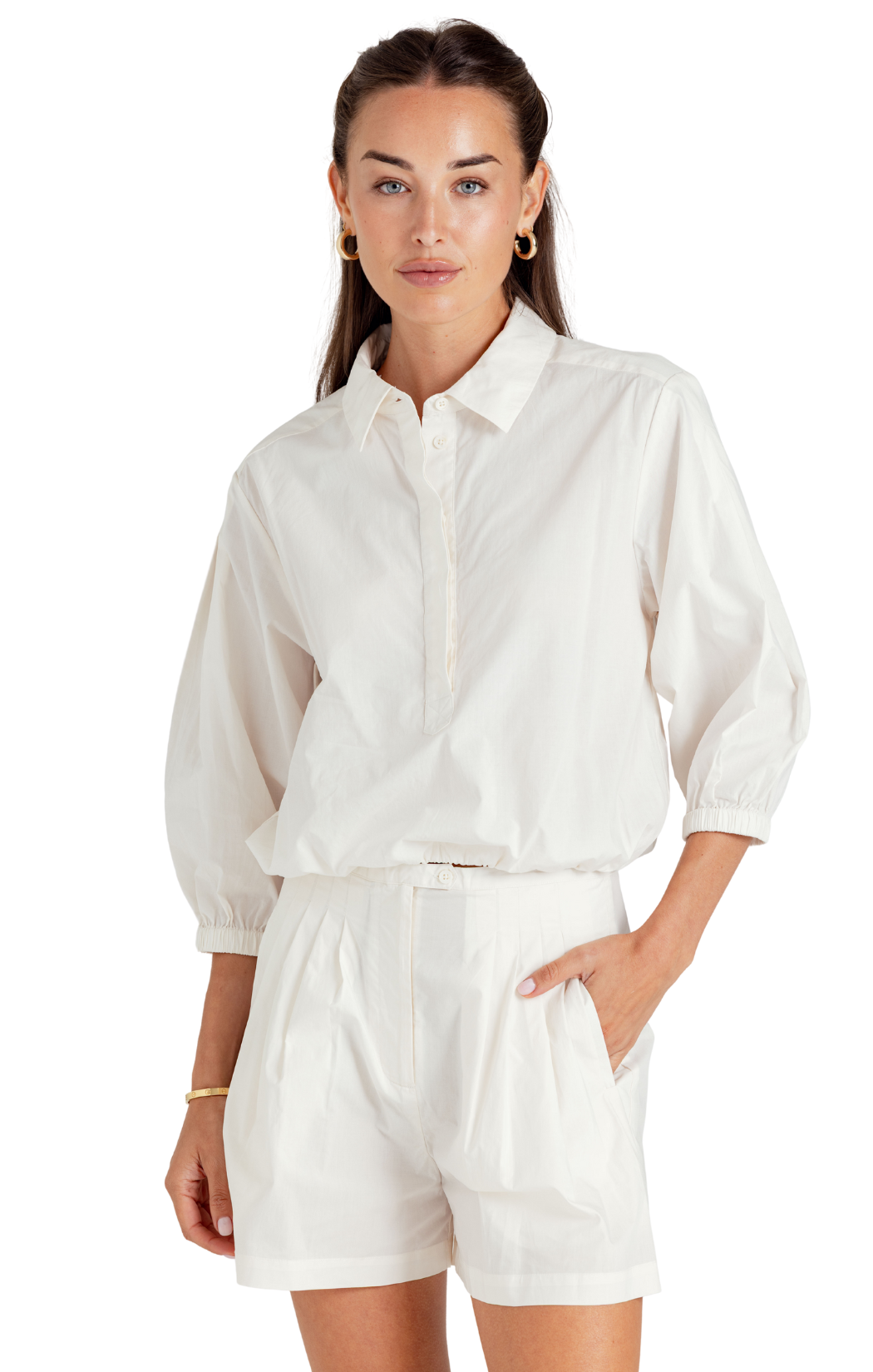 Cream shirt
Elastic waist detail
Half-button front closure
Collared neckline
3/4 sleeve length
100% cotton