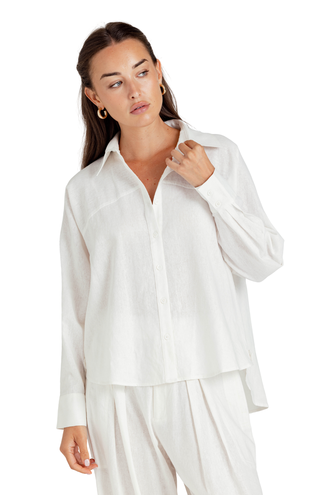 Oversized fit shirt in off white
Asymmetric yoke detail
Long sleeves
Button-down front
55% linen / 45% rayon